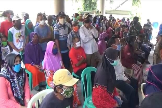 Ratusan Warga Jombang Berdesakan Antre BLT Tak Pedulikan Physical Distancing
