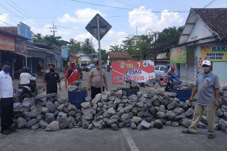 Mencegah Pemudik Lewat Warga Menumpuk Batu Di Jalan Raya