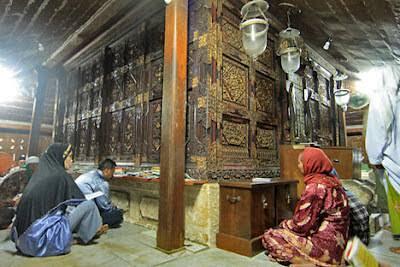 Tradisi Malam Selawe Di Makam Sunan Giri Gresik
