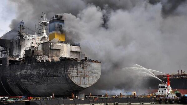 SAR Medan Turunkan Tim Bantu Padamkan Kebakaran Kapal Tanker di Belawan