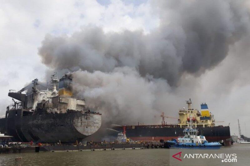 SAR Medan Turunkan Tim Bantu Padamkan Kebakaran Kapal Tanker di Belawan