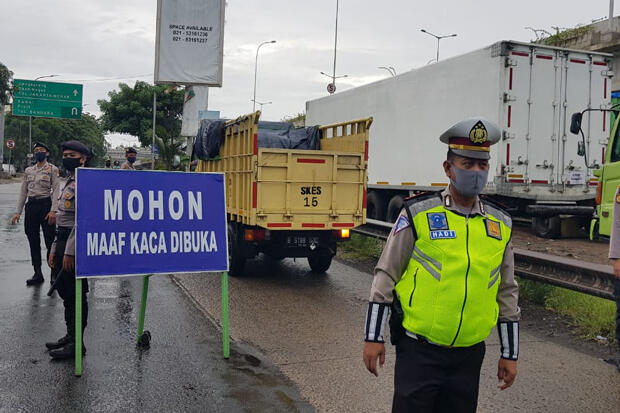 Polisi Kandangkan Ratusan Kendaraan yang Angkut Pemudik dari Jakarta