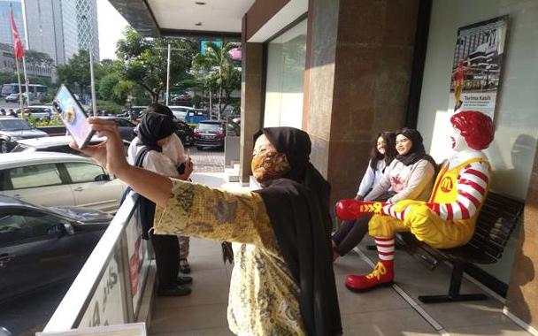 Satpol PP Bubarkan Kerumunan Penutupan McDonald's Sarinah