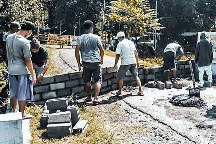 Viral Foto Warga 2 Desa Saling Tutup Jalan, Ada yang Bangun Tembok