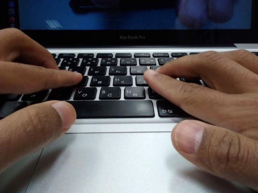 Cara Mengetik 10 Jari yang Minim Typo dan Efektif.
