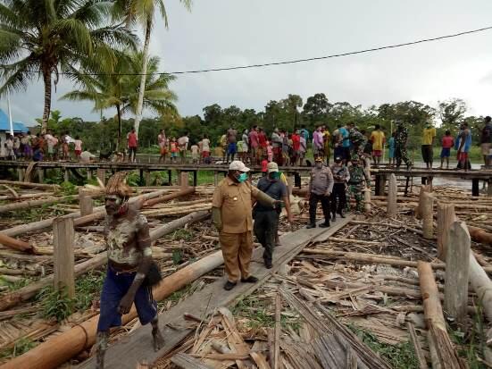 Resmikan Rumah Jew, Bupati Sosialisasi Cegah Covid-19 Baru di Asmat