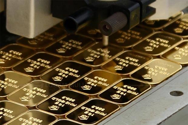 Harga Jual Emas Antam Anjlok Saat Emas Dunia Stabil