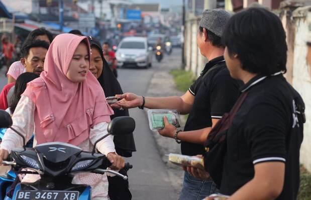 Ramadhan yang Berbeda, Berbagi Takjil Gratis Digantikan dengan Masker Gratis!