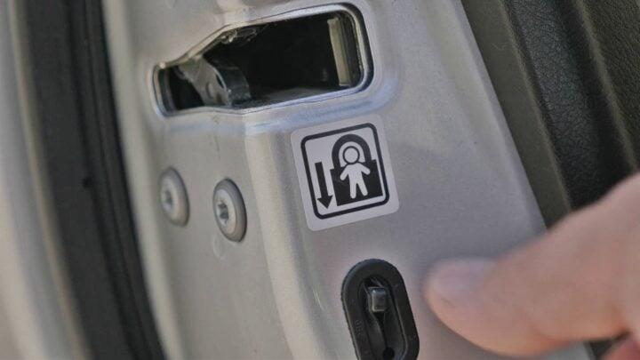 Safety First, Gunakan Fitur Child Lock Ketika Berkendara dengan Anak