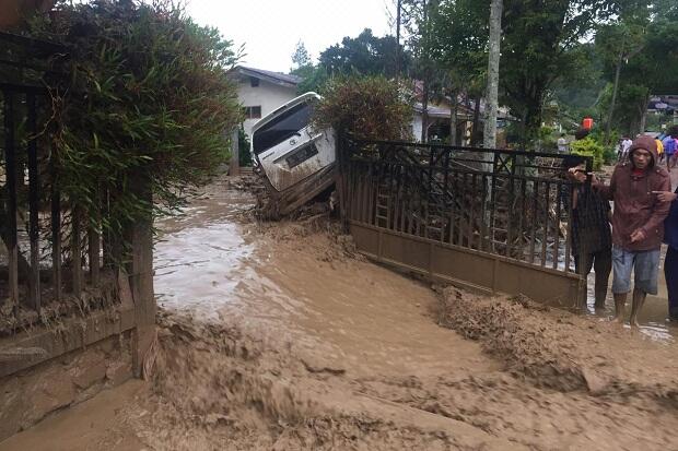 Lebak Banjir, Satu Jembatan Putus dan Puluhan Rumah Terendam