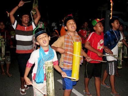 Tradisi Membangunkan Sahur Keliling Ala Bujang Lampung