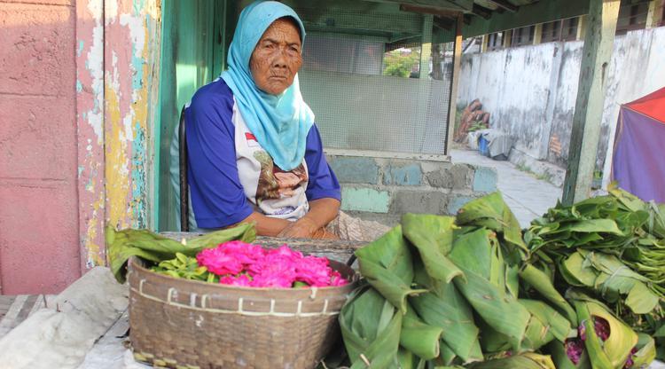 Sepi Peziarah di Sejumlah TPU di Gresik 2020 Penghasilan Penjual Bunga Sekar Menurun 