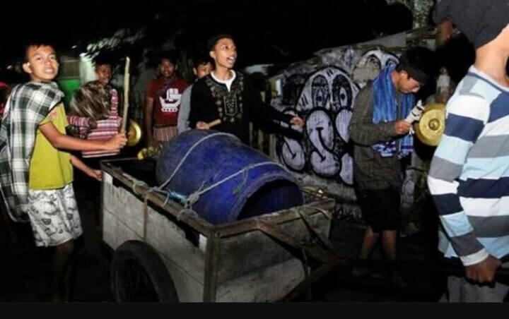 Tabuh Bedug Keliling Untuk Membangunkan Sahur