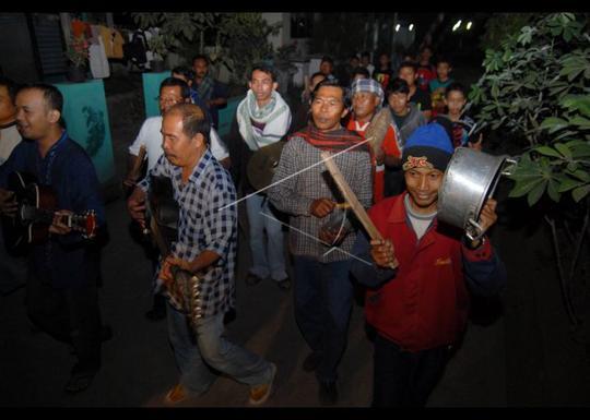 Kepoin Tradisi Bangun Sahur yang Bikin Kangen Ini, Gan! Asli Serunya