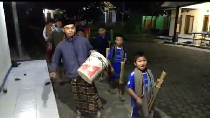 Kepoin Tradisi Bangun Sahur yang Bikin Kangen Ini, Gan! Asli Serunya