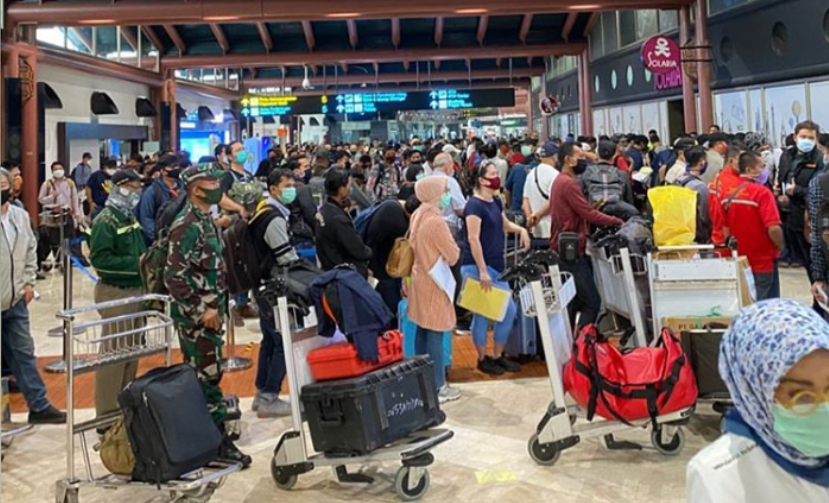 Viral! Foto Antrean Penumpang Terminal 2 Bandara Soekarno-Hatta