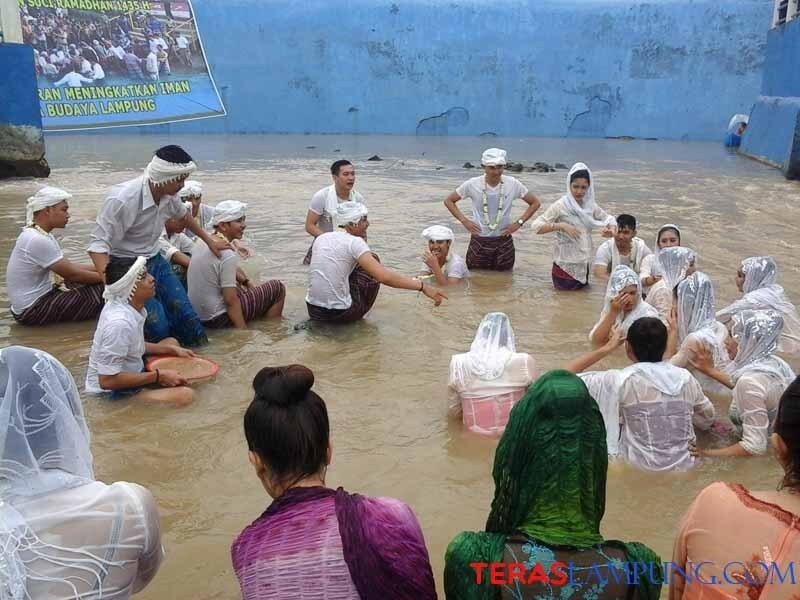 Belangiran atau Ngelop, Tradisi Unik Mandi Bersama untuk Menyambut Ramadhan
