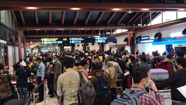 Bandara Soetta Ramai: Tak Social Distancing hingga Potensi Bikin Klaster Corona