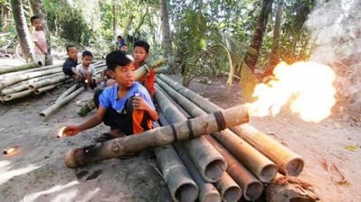 Mercon Bumbung, Tradisi Ngabuburit Unik di Pinggir Bengawan Bojonegoro