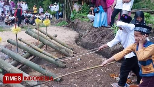 Mercon Bumbung, Tradisi Ngabuburit Unik di Pinggir Bengawan Bojonegoro