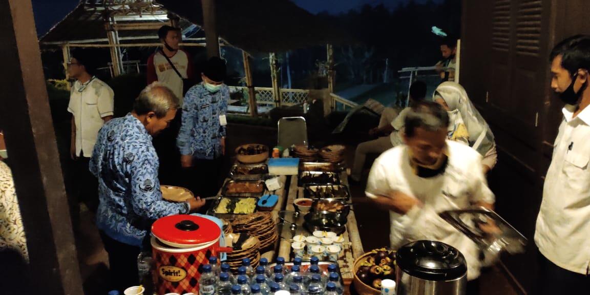 Serunya Santunan Hingga Bukber tetap jaga Sosial Distancing