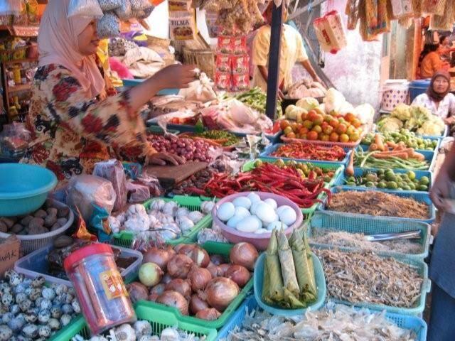 Perbatasan Jam Di Pasar Seluruh Jember Menghadapi Virus Covid-19 Ditengah Ramadhan