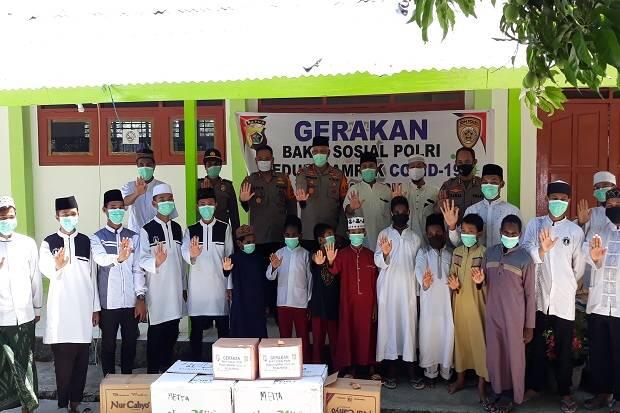 Kapolda Papua Bagi-bagi Sembako ke Komunitas Muslim dan Pesantren
