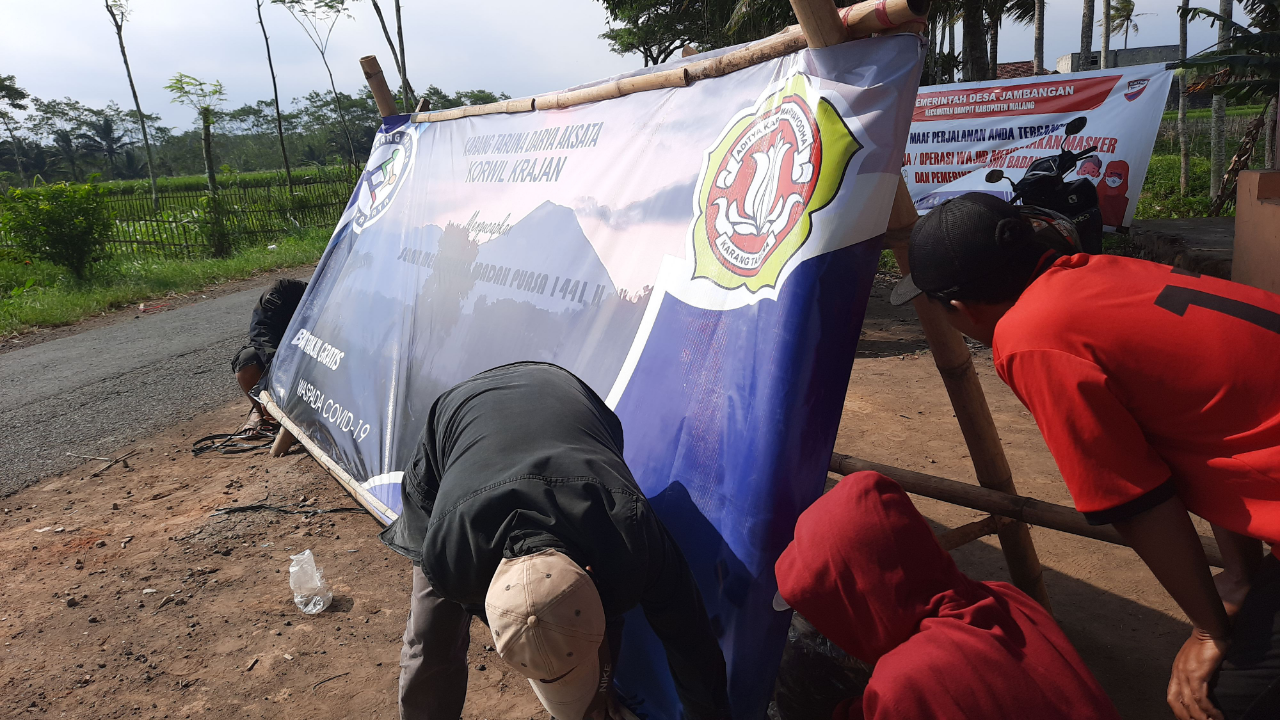 &#91;DARYA ASAKTA&#93; Karang Taruna Desa Jambangan Korwil Krajan Adakan Bagi Takjil Gratis