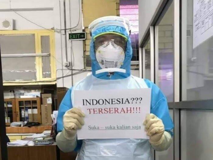 Viral Foto Tenaga Kesehatan Pegang Tulisan: Indonesia? Terserah!!!