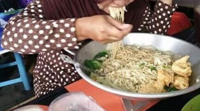 5 Potret Orang Lupa Diri Saat Buka Puasa, Bikin Melongo