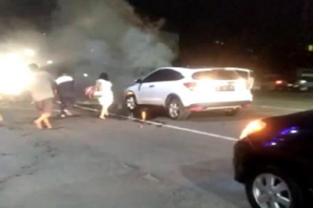 Mobil Terbakar di Depan Perlintasan Kereta Api Bikin Panik Warga
