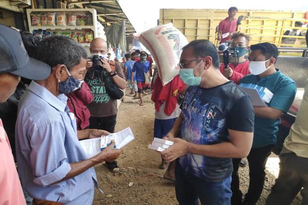 Cegah Covid-19, Pemprov DKI Salurkan Ribuan Obat Herbal untuk Kuli Beras di Cipinang