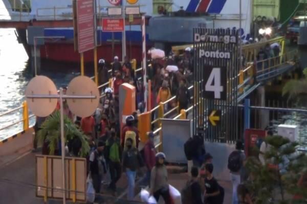 Pemudik dari Bali Membeludak di Pelabuhan Ketapang Banyuwangi