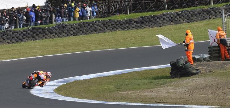 Red Flag Sampai Black Flag,Inilah Arti Warna Bendera Yang Dikibarkan Dalam Moto GP