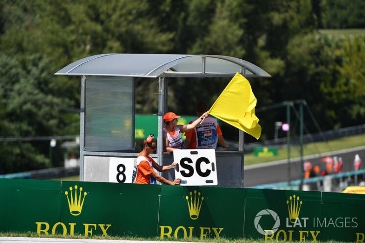 Red Flag Sampai Black Flag,Inilah Arti Warna Bendera Yang Dikibarkan Dalam Moto GP