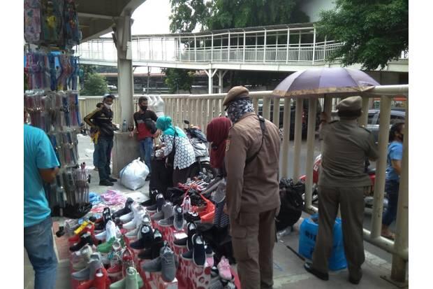 Mendekati Lebaran, PKL Tanah Abang kembali Padati Trotoar