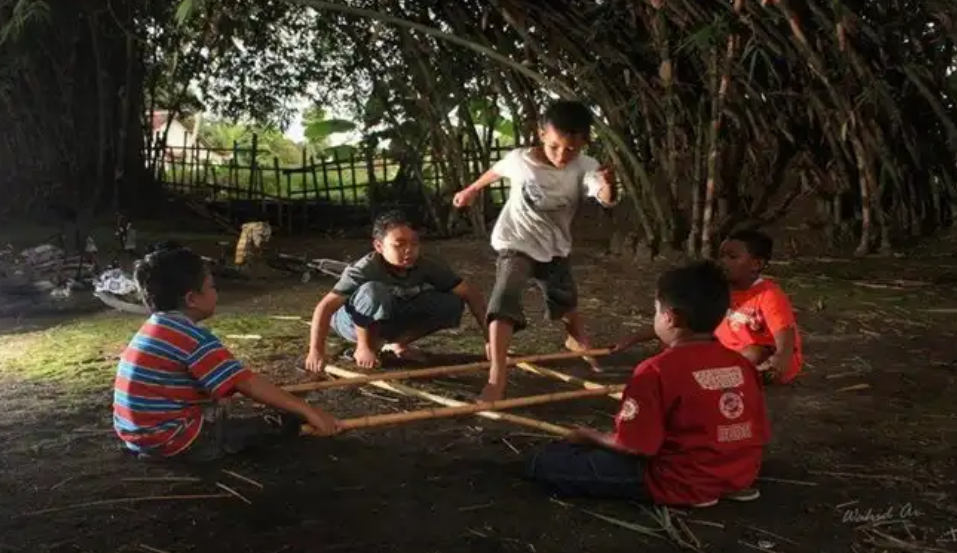 20 Permainan Tradisional Seru yang Kini Keberadaannya Sudah Jarang Ditemukan Lagi