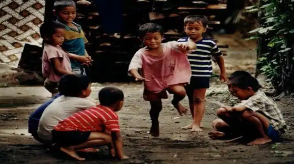 20 Permainan Tradisional Seru yang Kini Keberadaannya Sudah Jarang Ditemukan Lagi