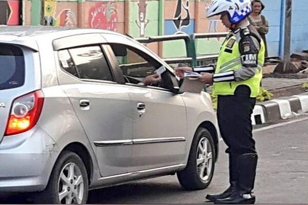 Kisah Mengharukan Seorang Polisi Menilang Temannya