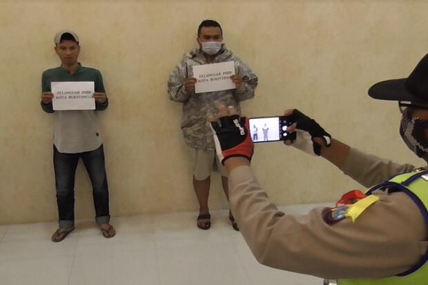 Bandel, Puluhan Pelanggar PSBB di Bukittingi Dilabeli dan Difoto