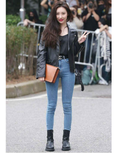 9 Inspirasi OOTD Boyish Ala Idol Korea, Cocok Buat Si Cewek Tomboy!