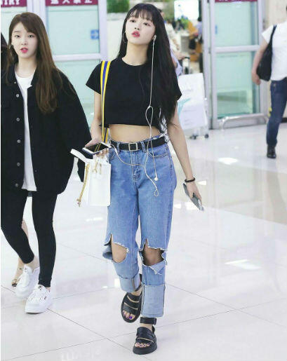 9 Inspirasi OOTD Boyish Ala Idol Korea, Cocok Buat Si Cewek Tomboy!