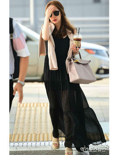 10 OOTD Dress Ala Fashion Airport Seleb Korea, Bikin Gaya Makin Cetar!