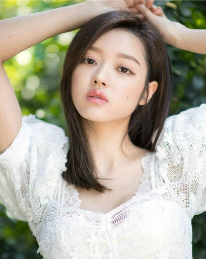 10 Fakta Menarik YooA, Member Oh My Girl Yang Mirip Boneka Barbie!