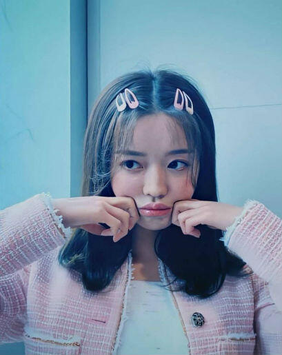 10 Fakta Menarik YooA, Member Oh My Girl Yang Mirip Boneka Barbie!