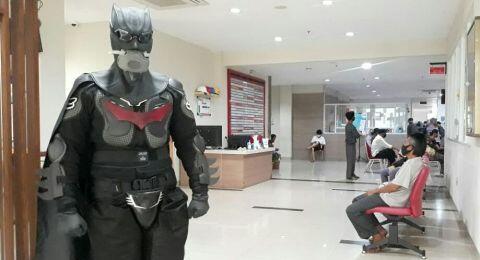 Bikin Ceria Pasien Covid-19, Dokter di Bogor Pakai Baju Hazmat Superhero