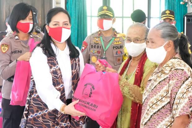 Santuni Panti Asuhan, Kapolda Kalteng Bagikan 800 Paket Sembako