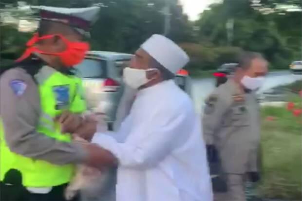 Viral, Pelanggar PSBB di Surabaya Lawan Petugas Saat Akan Ditindak