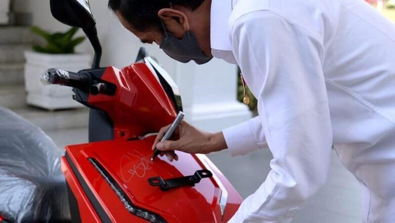 Bukan Moge Bukan Motor Langka Juga, Skuter Listrik Ini Terjual Dengan Harga 2 Miliar