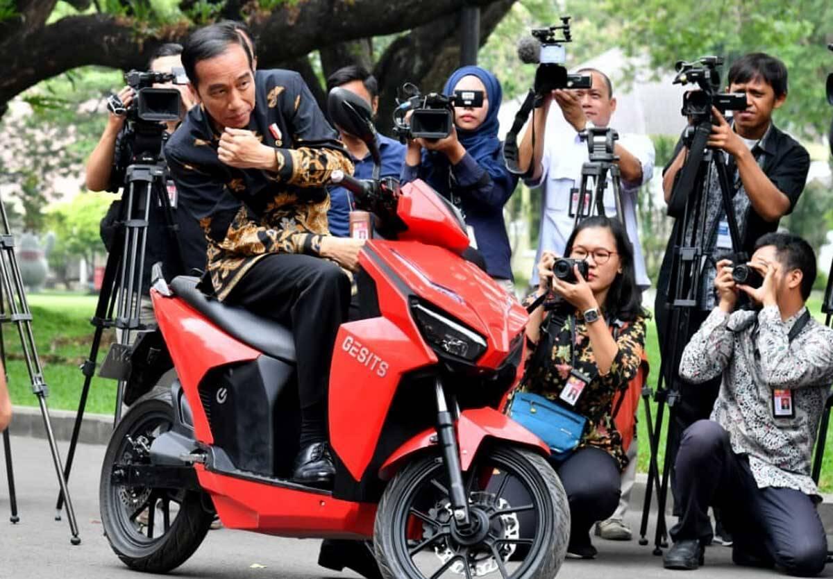 Bukan Moge Bukan Motor Langka Juga, Skuter Listrik Ini Terjual Dengan Harga 2 Miliar